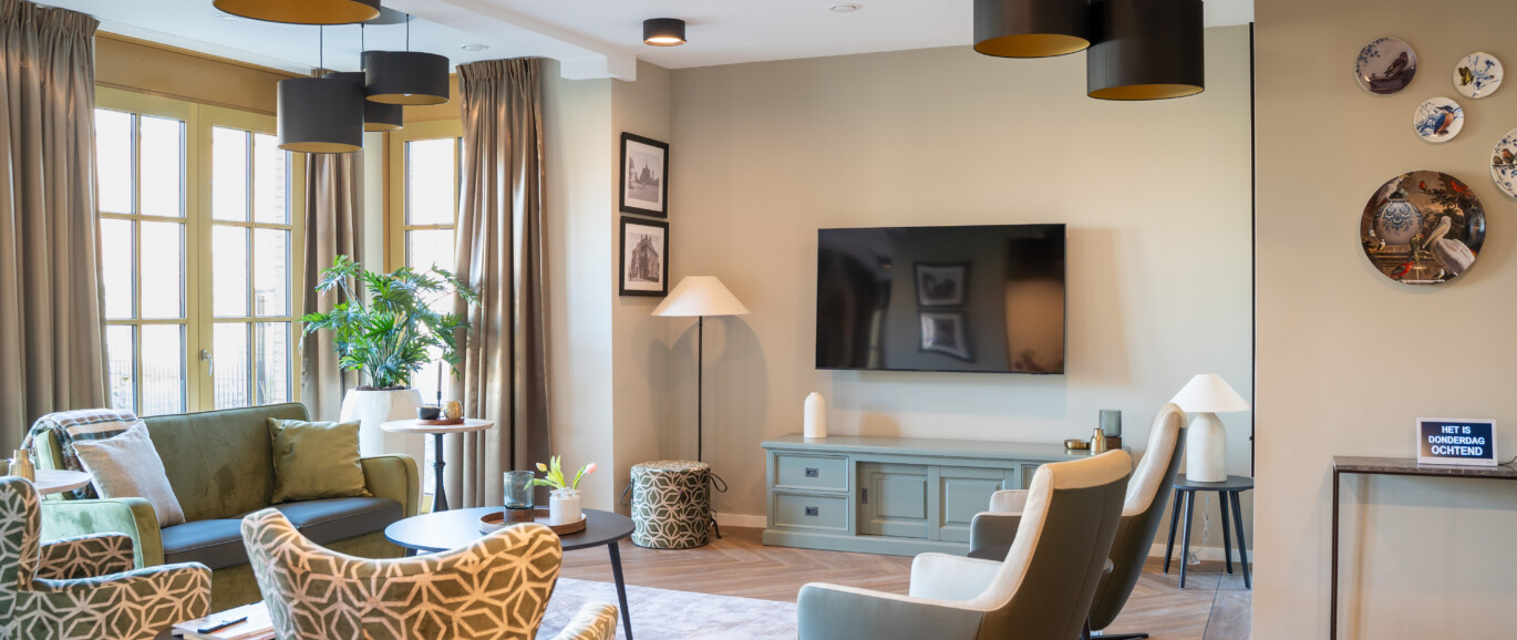 Tudor Rose Hoofddorp Korian - Huiselijke woonkamer met comfortabele zorgmeubelen