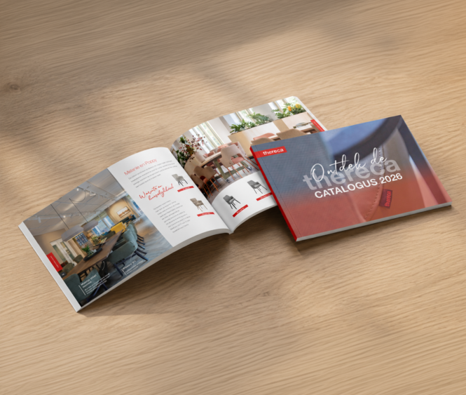 Catalogus op tafel staand