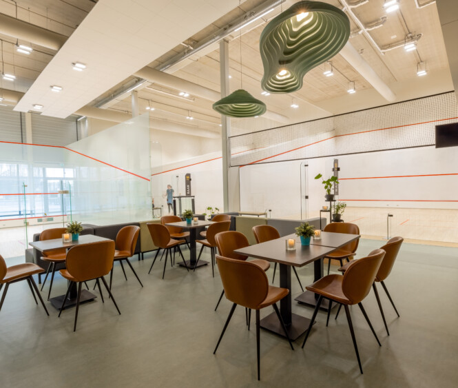 Hospitality projectinrichting bij Victorium door Thereca  van de squashruime met stoelen en tafels