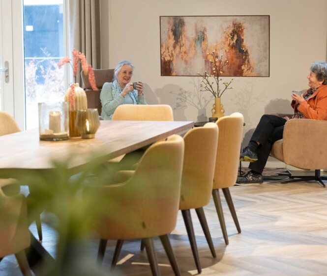 Twee vrouwen koffiedrinken